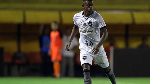 Renovação de Benevenuto no Botafogo reserva novidades no salário do zagueiro