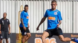 Joia do Timão "vacila" com camisa de rival em treino