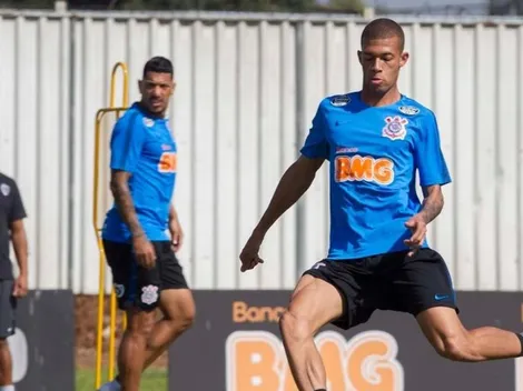 Joia do Timão "vacila" com camisa de rival em treino