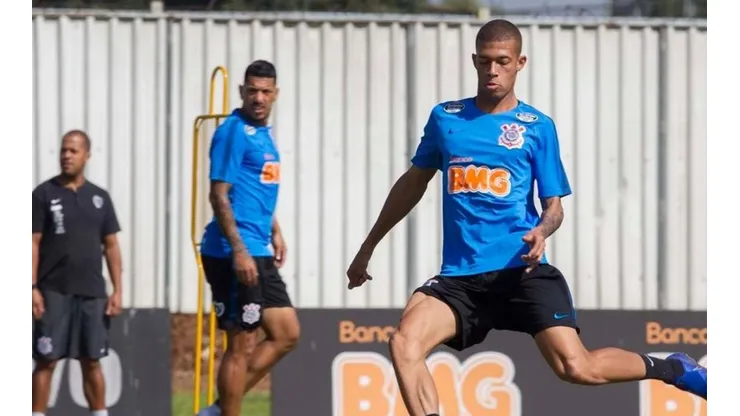Joia do Timão "vacila" com camisa de rival em treino