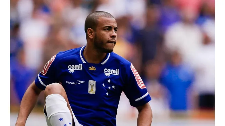 Presidente do Cruzeiro quebra silêncio sobre venda de Mayke