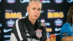 Possível saída de jogador liga sinal de alerta em Tiago Nunes