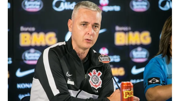Possível saída de jogador liga sinal de alerta em Tiago Nunes