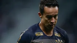 Jadson encaminha futuro após saída conturbada do Timão