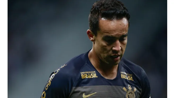 Jadson encaminha futuro após saída conturbada do Timão