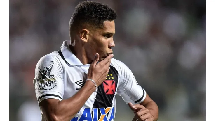 Paulinho agita torcida sobre possibilidade de voltar ao Vasco
