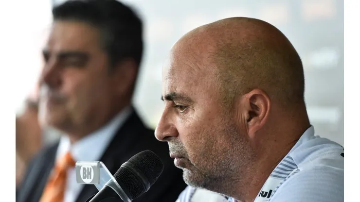 Nomes pedidos por Sampaoli estão sendo tratados como prioridade.