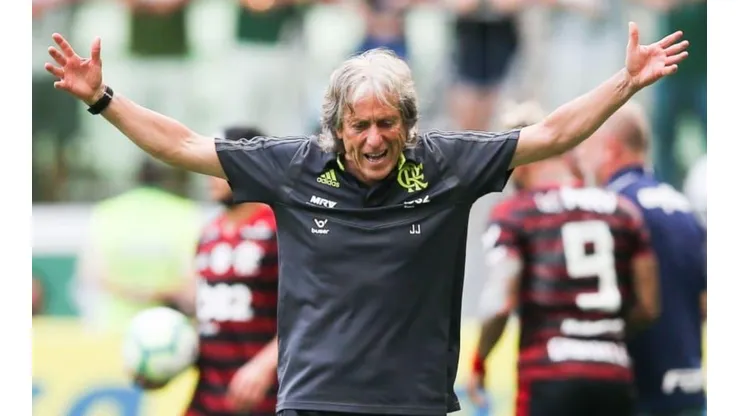 Defensor fica seduzido com proposta e deseja deixar o Fla