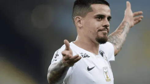 Fagner se posiciona sobre