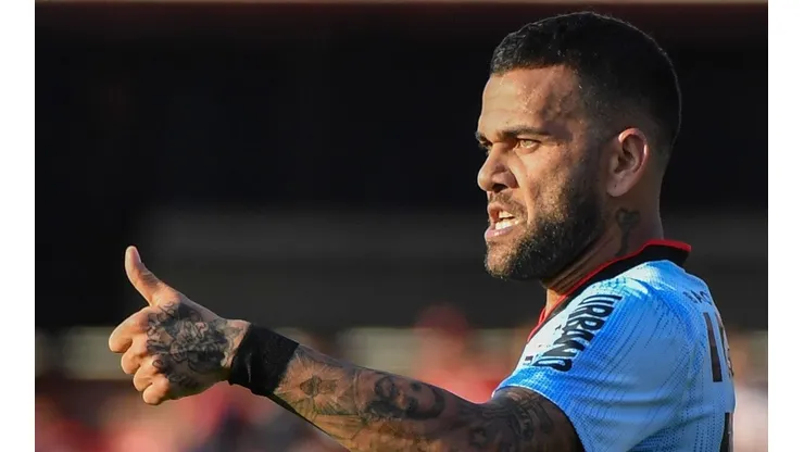 Após críticas a vídeo elogiando Diniz, Daniel Alves dá 'patada' em apresentador Neto
