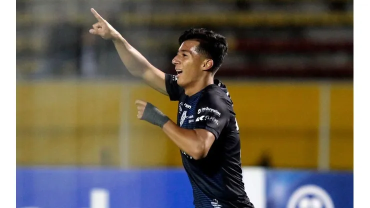 Galo encaminha acordo por meia campeão da Sul-Americana