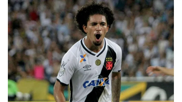 Atuando no Aston Villa, Douglas Luiz revela prazo para retornar ao Vasco