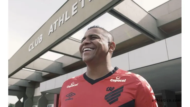 Walter chega ao Athletico e afirma "gana de dar a volta por cima"