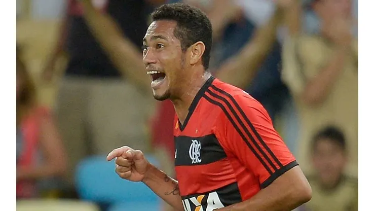 Hernane demonstra 'alívio' por não vestir camisa de rival rubro-negro
