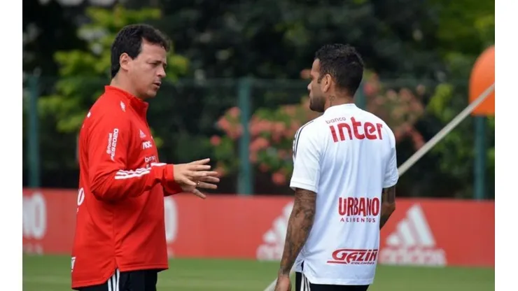 Daniel Alves rasga elogios ao técnico Fernando Diniz