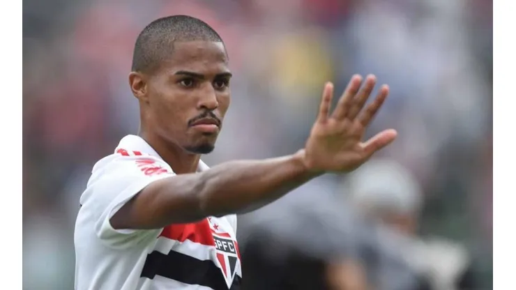 São Paulo busca contratação de zagueiro da Chape