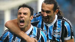 Kleber ao lado de Barcos durante partida contra a Ponte Preta - Foto: Lucas Uebel/Grêmio.