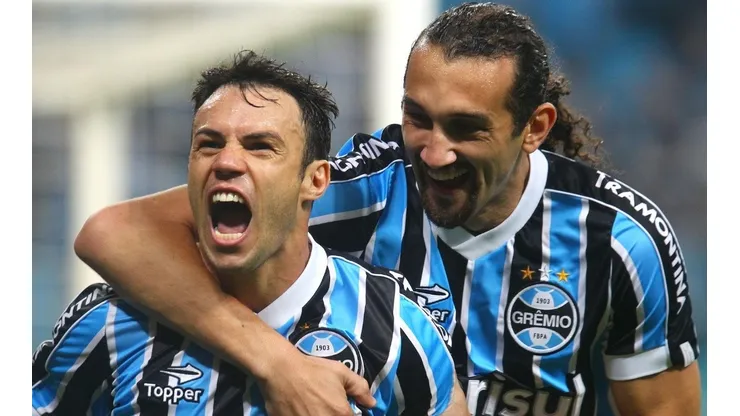 Kleber ao lado de Barcos durante partida contra a Ponte Preta - Foto: Lucas Uebel/Grêmio.