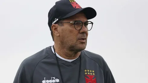 Vasco busca contratação de meia do Goiás