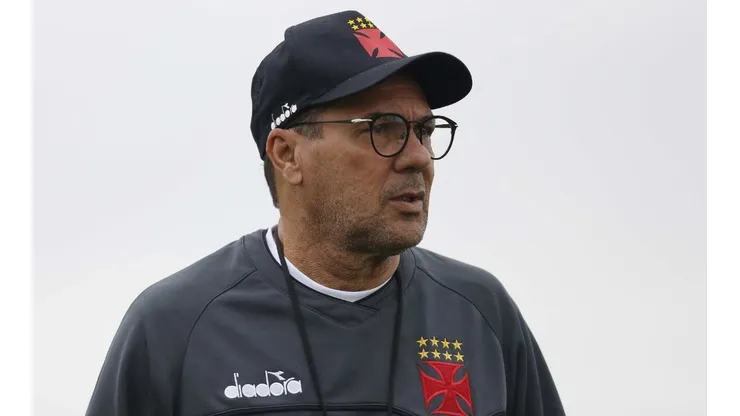 Vasco busca contratação de meia do Goiás
