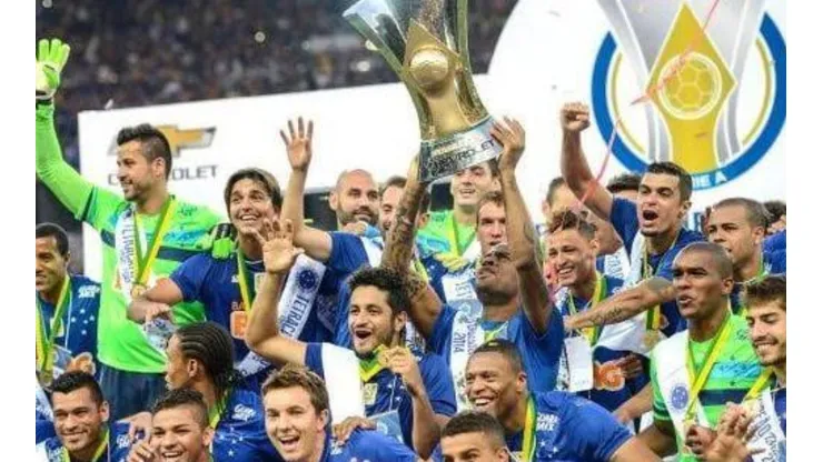 Ex-meia comove torcida do Cruzeiro ao "cavar" lugar para treinar o time