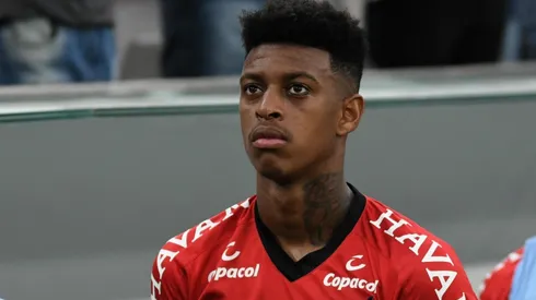 Athletico deve negociar o zagueiro Robson Bambu com o Lille, da França