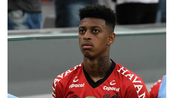 Athletico deve negociar o zagueiro Robson Bambu com o Lille, da França