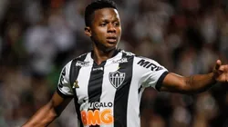 Atlético renova com promessa da base