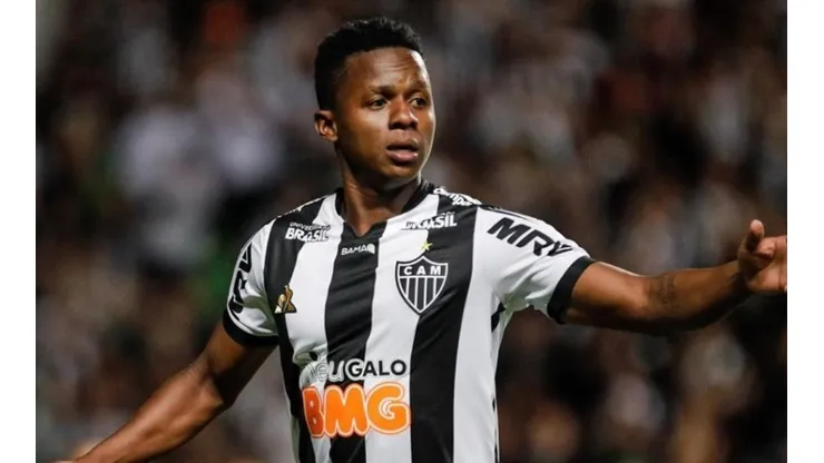 Atlético renova com promessa da base