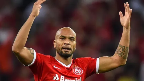 Após permanência de Moledo, Inter observa jovem zagueiro do Sport