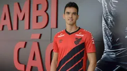 Após chegada de Aguilar, Athletico movimenta mercado e busca novo zagueiro