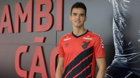 Após chegada de Aguilar, Athletico movimenta mercado e busca novo zagueiro