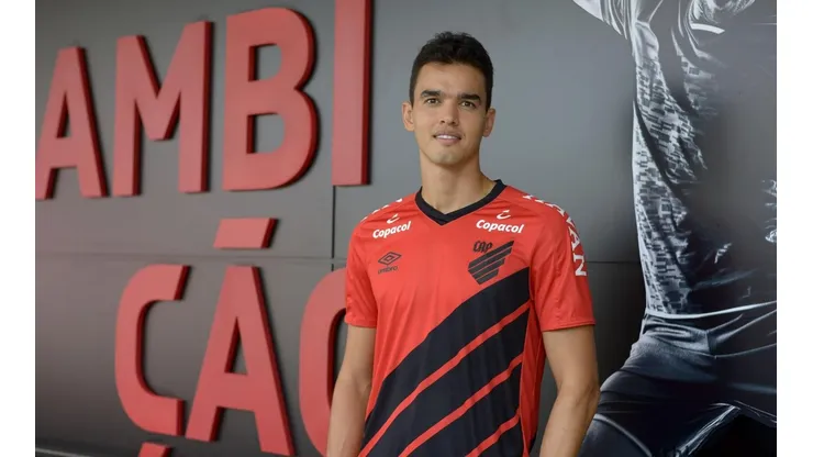 Após chegada de Aguilar, Athletico movimenta mercado e busca novo zagueiro