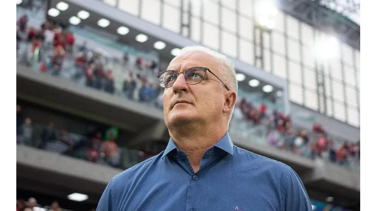 Athletico surpreende e define futuro de 4 jogadores