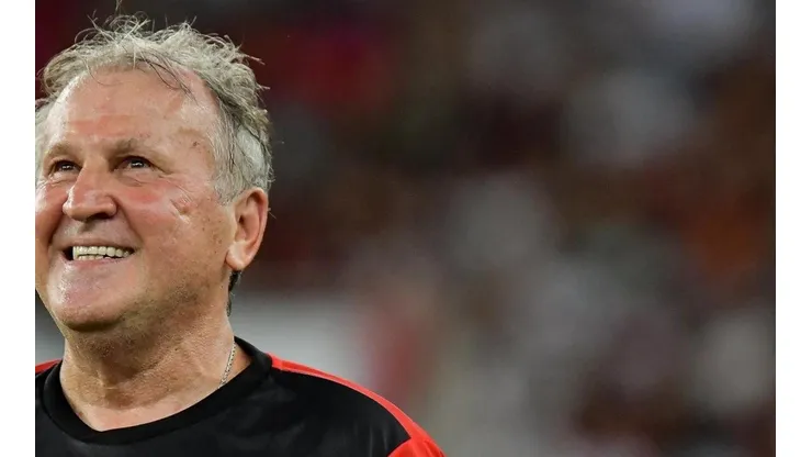 Zico pede a convocação de seis jogadores do Flamengo