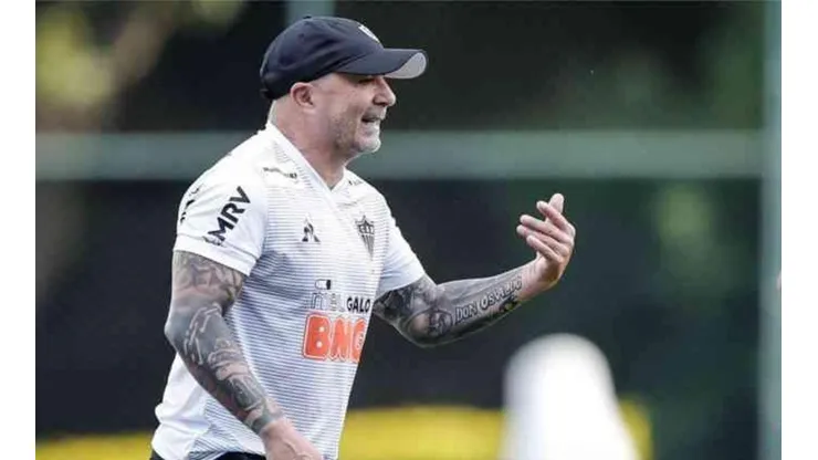 Mattos atende pedido de Sampaoli e mantem revelação da base atleticana no elenco