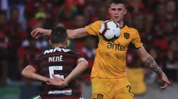 Zagueiro do Peñarol volta ao topo de lista e responde sobre investida do Vasco