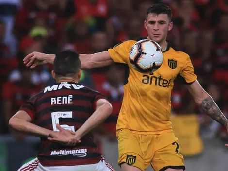 Zagueiro do Peñarol volta ao topo de lista e responde sobre investida do Vasco