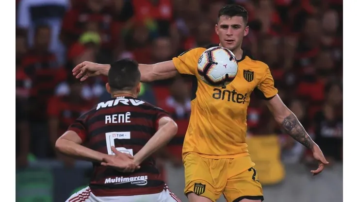 Zagueiro do Peñarol volta ao topo de lista e responde sobre investida do Vasco