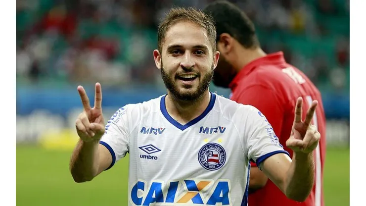 Após acertar com Régis, Cruzeiro segue no mercado em busca de reforços