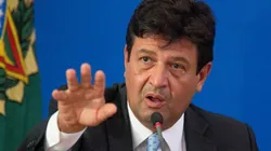 Mandetta contraria Bolsonaro até dentro de campo; veja as maiores torcidas na política