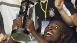 Rincón levantou a taça do Mundial em 2000 - Foto: Divulgação.