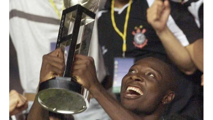 Rincón levantou a taça do Mundial em 2000 - Foto: Divulgação.