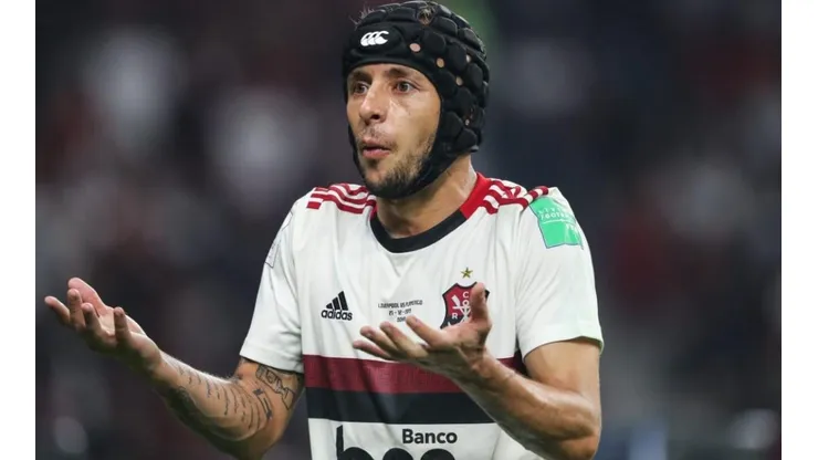 Situação de Rafinha traz dor de cabeça no Flamengo em meio à pandemia