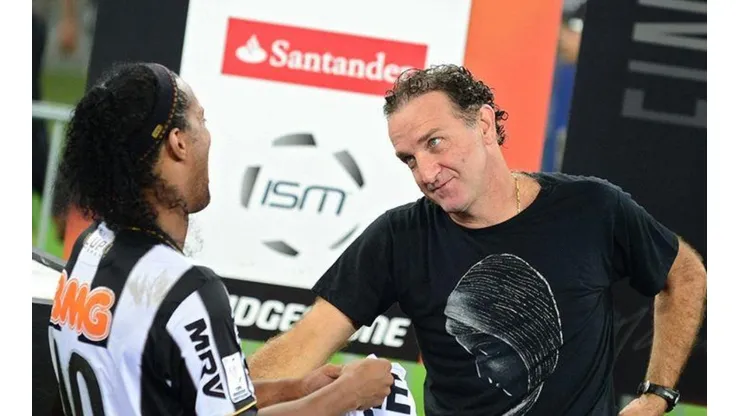 Cuca diz que Kalil quase contratou outro craque antes do R10