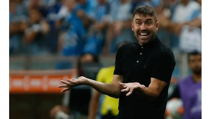 Internacional volta ao mercado e busca zagueiro destaque do último Brasileirão