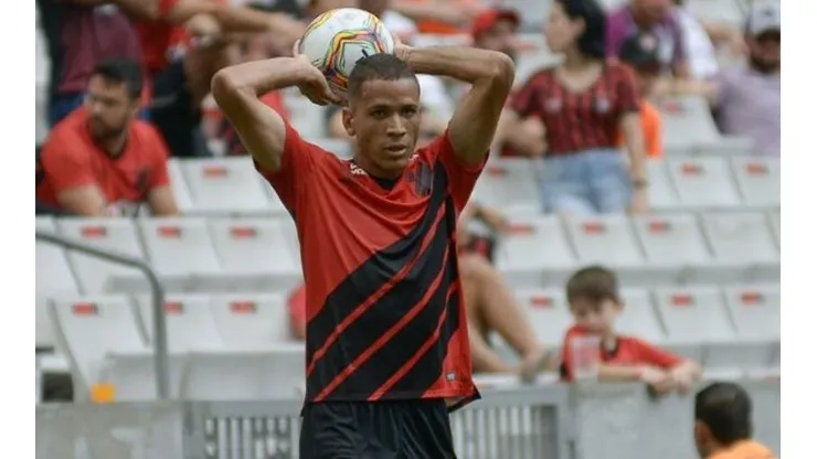 Athletico define rumo de contrato do lateral Elias, emprestado pelo Sport