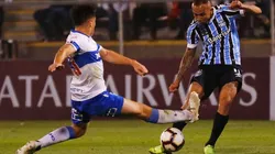 Benjamín Kuščević em disputa com Everton, do Grêmio.