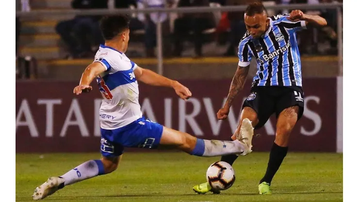 Benjamín Kuščević em disputa com Everton, do Grêmio.
