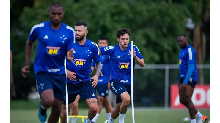 Robinho pede valorização a garoto no Cruzeiro na Série B: "É diferenciado"